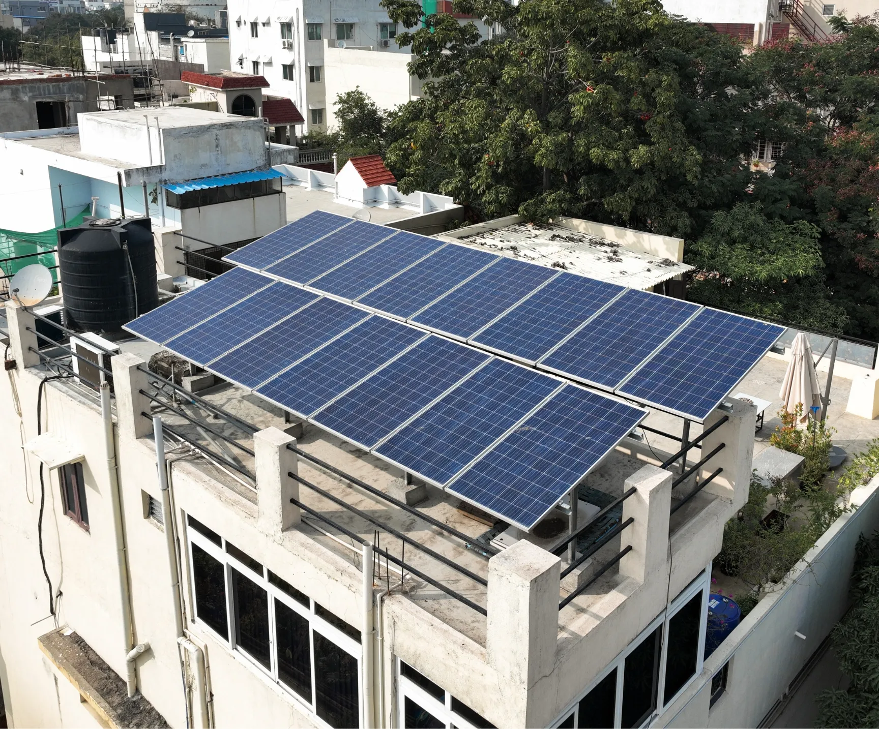 Elevated rooftop solar structure